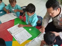 Program Ayahku Mengajar, Polisi Di Jember Dapat Ijin Khusus Mengajar Di Sekolah