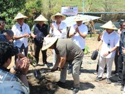 IKA-UB Bagikan 3000 Bibit Buah Lokal Untuk Petani Kampung Hortikultura Kediri Raya