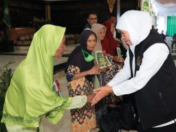 Pacu Daya Beli, Khofifah Bagikan 9 Jenis Bansos Di Jombang