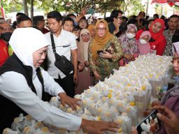 Khofifah Terus Gencarkan Pasar Murah di Berbagai Titik di Jatim