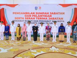 Lantik Enam Pj Bupati Wali Kota Tahap-2, Khofifah Minta Kesinambungan Pembangunan