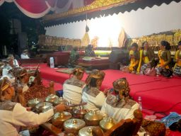 Peringati HUT TNI ke -78, Makorem 084/BJ Surabaya Gelar Wayang Kulit