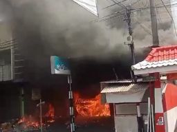 Diduga Gegara Korsleting Listrik, 2 Ruko di Gebang Jember Terbakar