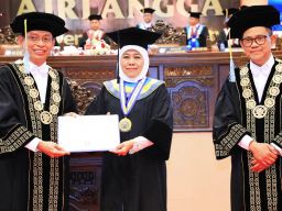 Raih Gelar Doktor Honoris Causa FEB UNAIR, Khofifah Sampaikan Orasi Ilmiah