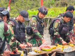 Cegah Stunting Satgas YPR 433/JS Sajikan Makanan Sehat untuk Warga Distrik Dal