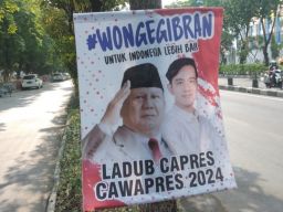 Baliho Prabowo - Gibran Dipaku di Pohon, Gerindra Surabaya Buka Suara