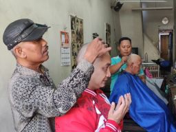 Kader PSI Surabaya Aksi Cukur Gundul,  Penuhi Nazar Dukung Prabowo-Gibran