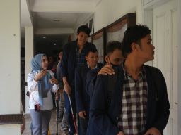 Mahasiswa Disabilitas Program Magang Community Project Kunjungi KPU Jatim