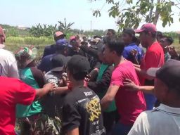 Warga Tunjungmekar Lamongan Demo Tolak Pengurukan Makam