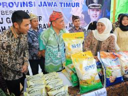 Gelar Pasar Murah dan Salurkan Bantuan di Tuban, Khofifah: Upaya Stabilkan Harga Bahan Pokok