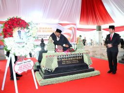 Emil Dardak Ziarah Makam Gubernur M Noer Di Sampang