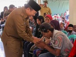 Bupati Jember Bagikan BLT kepada Masyarakat Ledokombo