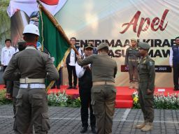 Pataka Jer Basuki Mawa Beya tiba disambut Wakil Gubernur Jawa Timur.