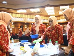 Tingkatkan Kualitas SDM Anggota, DharmaWanita Persatuan Jatim Gelar Pelatihan Membuat Dessert