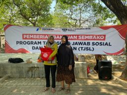 Gelar Kegiatan Sosial, PERTAMINA dan Yayasan BDH Peduli Bagikan Sembako di Pesisir Kenjeran