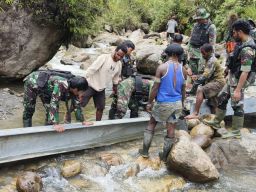 Satgas Yonif 433/JS Bangun Jembatan Penghubung Antar-Distrik di Papua