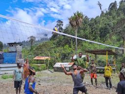 Yonif 433/JS Bangun Lapangan Voli untuk Masyarakat