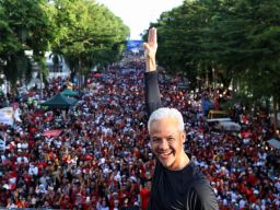 Ribuan Warga Makassar Banjiri Acara Jalan Sehat Bersama Ganjar Pranowo