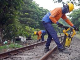 Jelang Nataru, PT KAI Daop 8 Surabaya Siap Lakukan Perawatan Rel KA