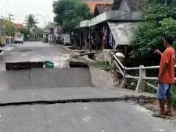 Jembatan Poros Kecamatan Kalitengah Putus, Warga Harus Pilih Jalan Alternatif