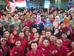 Khofifah Berikan Tali Asih Dan Serahkan Kartu BPJS Ketenagakerjaan Untuk Pilar Sosial Se Madura