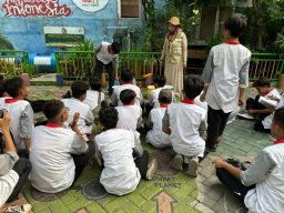 Tumbuhkan Kesadaran Lingkungan, SMPIT Darul Fikri Datangi Kampung Edukasi Sampah