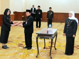 Khofifah Tunjuk Prof. Dr. Cita Rosita Sigit Prakoeswa Sebagai Direktur  RSUD Dr Soetomo