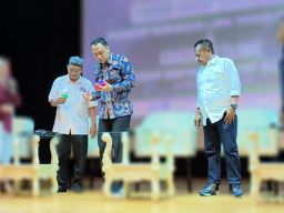 Hadir di FGD SMSI Surabaya, Wali Kota Eri Ajak Ratusan Pelajar Bijak Gunakan Media Sosial