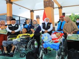 Jelang Nataru, Gubernur Khofifah Gelar Pasar Murah di Situbondo dan Bagikan Uang Bansos