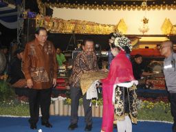 SBY Begadang Nobar Wayang Kulit Bersama Warga di Kediri