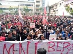 Tolak Politik Dinasti, Mahasiswa Surabaya Gelar Mimbar Bebas