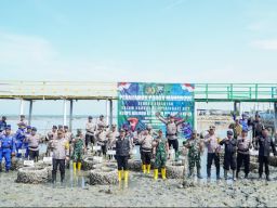 Bupati Lamongan Ikut Dampingi Polri Tanam 2.000 Pohon Mangrove untuk Restorasi Lingkungan