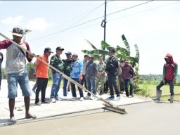 Bupati Yuhronur Tinjau Jalan, Pastikan Program JAMULA di Sukorame Terealisasi Tepat Waktu