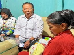 Hendy Kunjungi Warga Sumberbaru Jember Yang Viral Karena Melahirkan Di Tepi Jalan