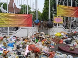 Pendemo Penuhi Pendopo Bupati Sidoarjo Dengan Sampah
