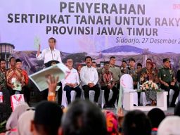 Jokowi Bagi Sertifikat, Gus Muhdlor Beri Diskon BPHTB