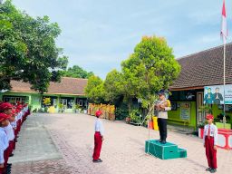 Polres Blitar Sapa Anak-anak SDN 1 Kalipang Lodoyo Timur Terkait Program Senin Masuk Sekolah