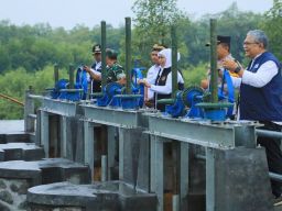 Khofifah Resmikan Bangunan Pengendali Banjir Rob Di Probolinggo
