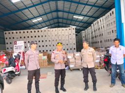 Polres Tulungagung Lakukan Pengamanan Gudang KPU dan Proses Pelipatan Surat Suara