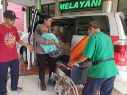 Polres Nganjuk Lakukan Pendampingan atas Pengobatan Lanjutan Mbah Iksan Ke RSUD Nganjuk