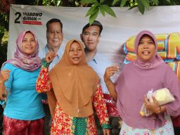 Ribuan Sembako Murah Prabowo-Gibran Berkharisma Lamongan Ludes Diborong Emak-emak