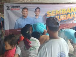 Relawan Prabowo-Gibran BerKharisma Jual Sembako Murah di 5 Desa, Disambut Antusias Emak-emak