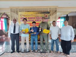 Ahmad Riyadh Serahkan Hadiah Lomba Karya Jurnalistik Piala Dunia U-17 Indonesia 2023