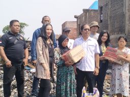 Hotel Vasa dan Aliansi Wartawan Surabaya Salurkan Bantuan bagi Korban Kebakaran di Kelurahan Jepara