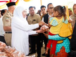 Hadiri Pasar Murah di Desa Dlemer Arosbaya  Bangkalan, Khofifah Bagikan Bansos Dan Zakat Produktif