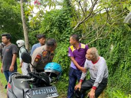 Kejatuhan Cabang Pohon, Pemotor Jatuh Terpental Hingga Tercebur Sungai