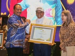Peduli Terhadap Dunia Olahraga, Rektor Unesa Raih Penghargaan di Ajang KONI Jatim Award 2023