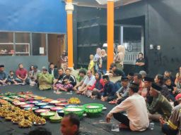 Relawan Trijanto Bagikan 13 Ingkung Ayam Jantan