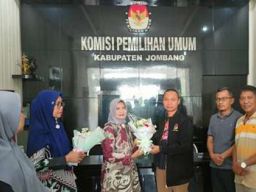 Emak-emak Kirim Buket Bunga Untuk KPUJombang