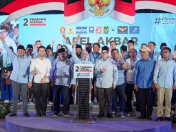 Apel Akbar Relawan TKD 02 Prabowo-Gibran: Khofifah Membakar Semangat Ribuan Relawan di Surabaya